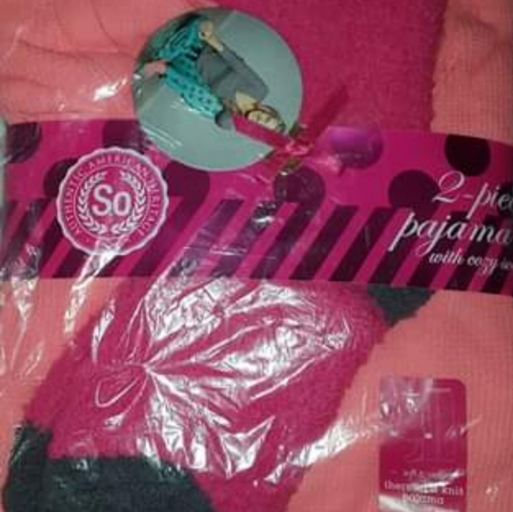 Woman 2 piece Pajamas set & socks
